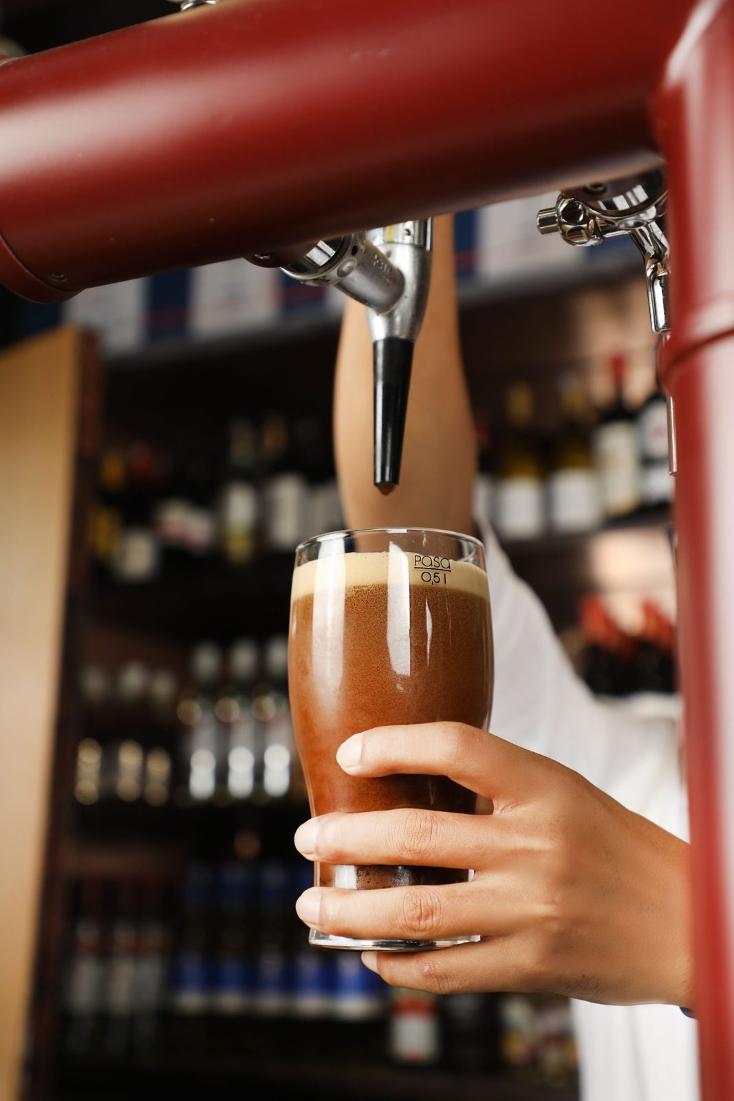 Nitro cold brew dispenser with a cascading pour